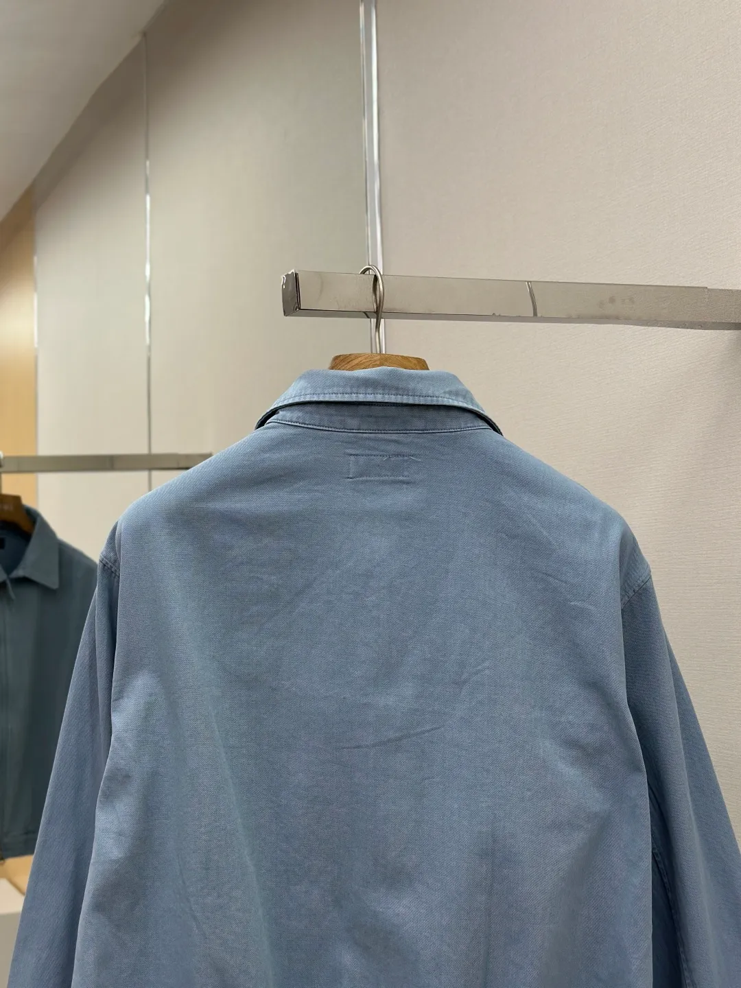 P490 Ralph Lauren embroidered zipper jacket. Customized cloudy blue twill cotton. Soft and silky. Comfortable against the skin. Mainly based on cloudy blue. A color with a life attitude. Exquisite white pony logo is embellished. Fully recognizable. With a breath of freedom and vitality. A symphony of pure and smart colors. Reconstruct the classic with a neat silhouette. Use advanced computer control system and precision mechanical components to realize the iconic pony embroidery operation with high precision and smooth and delicate lines. Process 2: Template machine bag opening. The preset template guides the position, shape and size of the bag opening. The accuracy ensures the quality of the bag opening effect. 230 Process 3: The hem is made in one go using a three-needle waist-drawing machine. The elastic band and fabric are sewn together in the same process using the special needle position and feeding mechanism of the machine. The three-needle design is more solid. Able to evenly distribute pressure and ensure tight fit between the elastic band and the fabric. Process 4: Follow the original color system for dyeing. Prioritize the original color and fabric material. Select special dyes. Reheat to appropriate temperature. Perform dip-dyeing. Finally, perform color registration. Accessories: Customized Ralph Lauren engraved buckle. Customized Ralph Lauren bronze zipper. Customized Ralph Lauren trademark. Version: Fitted version. Size: S M L XL.